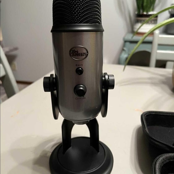 Blue Yeti microphone w/ case - Picture 1 of 5